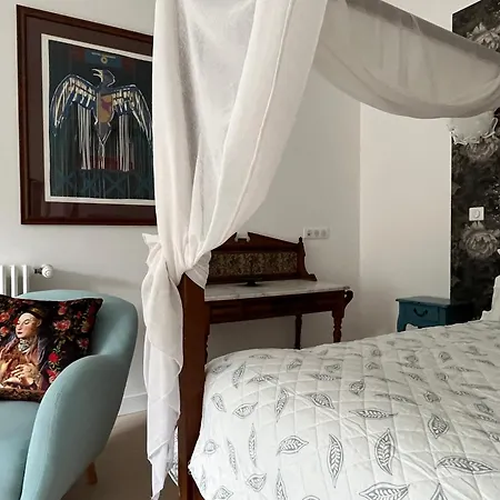 Les Portes Bleues Bed & Breakfast *