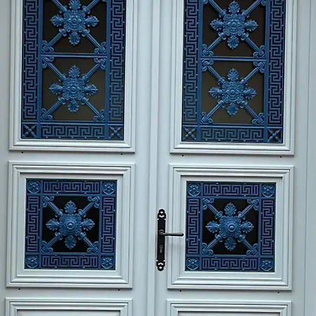 Les Portes Bleues Bed & Breakfast *
